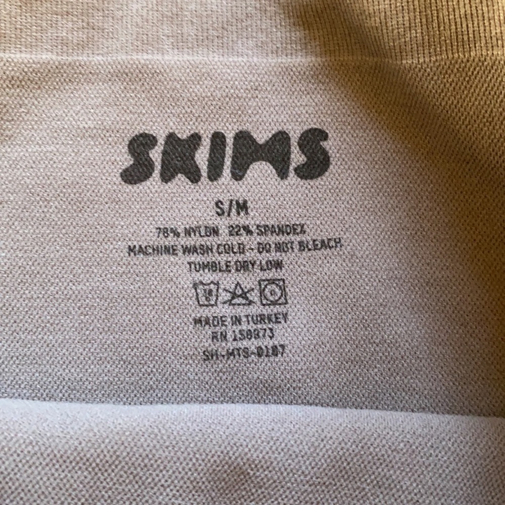 SKIMS SCULPTING SHORT ABOVE THE KNEE - Picture 3 of 4